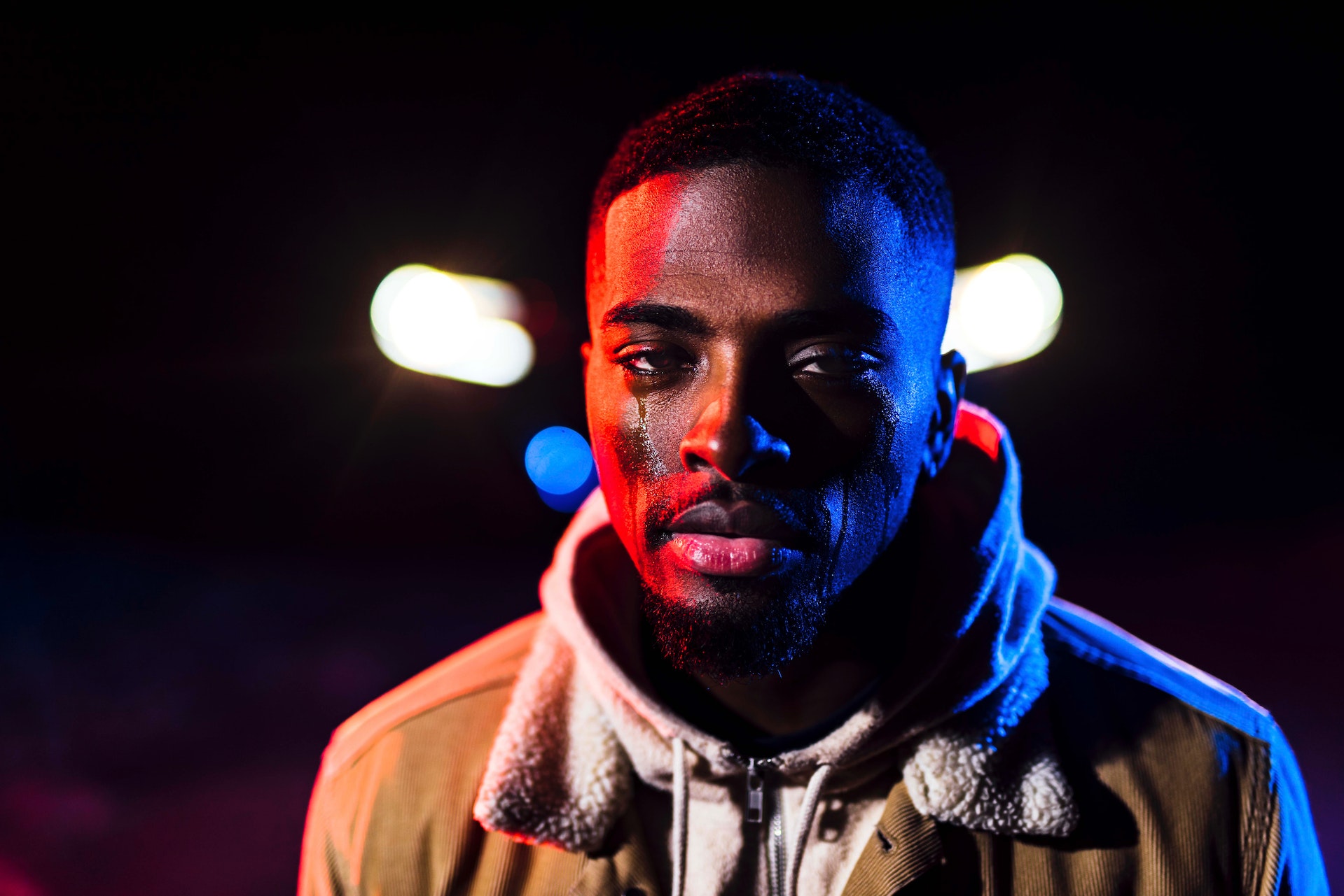 EM UM VÍDEO MOTIVACIONAL EMOCIONANTE, VOCÊ VÊ UM JOVEM ANTES DE FICAR RICO E REALIZOU SEUS SONHOS