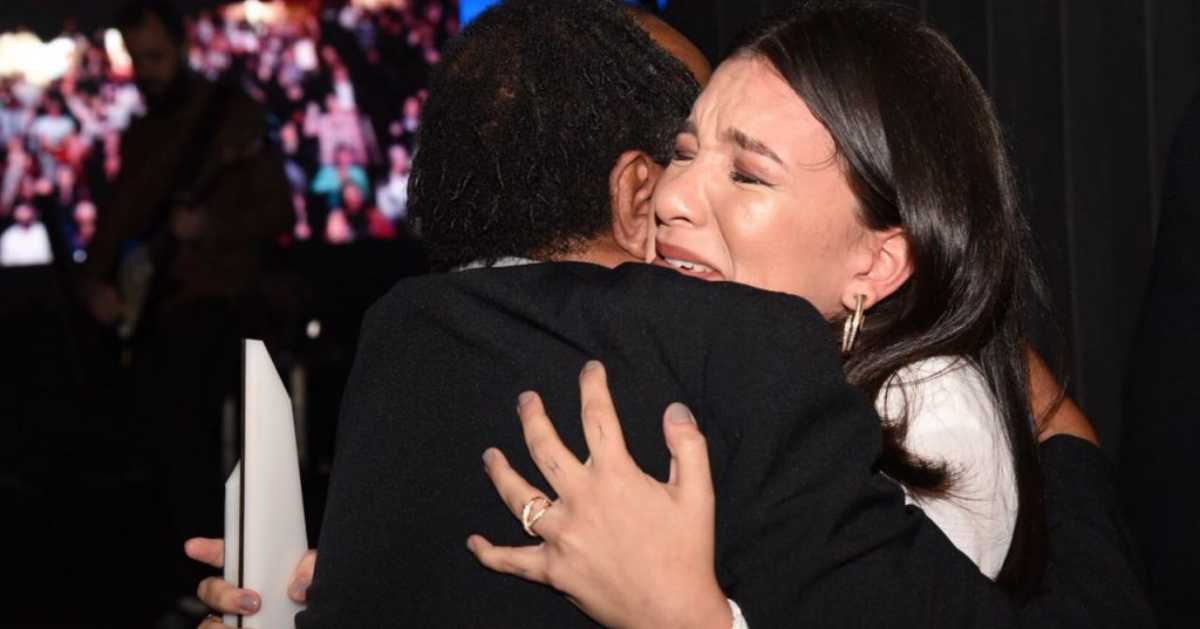 Priscilla alcântara sendo entrevistada no youtube music