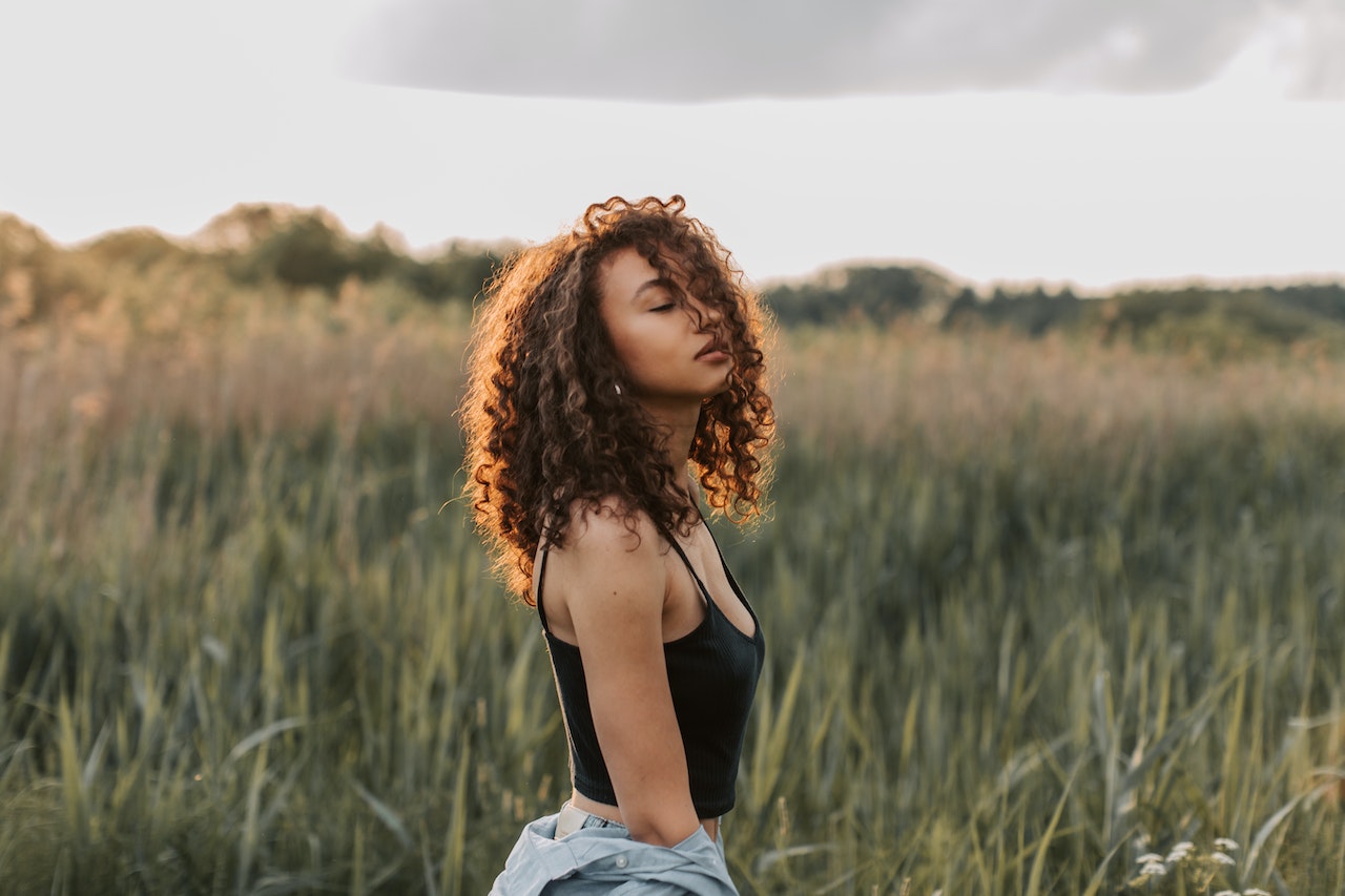 A Widi Care é uma marca brasileira de produtos para cabelo que vem ganhando destaque no mercado de beleza nos últimos anos. Com uma variedade de produtos de alta qualidade e uma estratégia de marketing eficiente, a marca tem conquistado cada vez mais clientes em todo o país. Fundada em 2010, a Widi Care teve um início modesto, produzindo cosméticos capilares artesanais. Porém, com o tempo, a marca cresceu e se profissionalizou, investindo em pesquisa e desenvolvimento de novos produtos e em marketing digital para alcançar um público maior. Hoje em dia, a Widi Care conta com uma ampla linha de produtos, incluindo shampoos, condicionadores, máscaras, finalizadores e tratamentos capilares. Todos os produtos são desenvolvidos com ingredientes de alta qualidade e tecnologia avançada, para garantir resultados eficientes e duradouros. Além disso, a marca tem investido em ações de marketing criativas e eficientes, como parcerias com influenciadores digitais e patrocínios de eventos de beleza, para alcançar um público cada vez maior. A marca também tem uma forte presença nas redes sociais, com perfis ativos no Instagram, Facebook e YouTube, onde compartilha dicas de beleza, tutoriais e conteúdo informativo. Com tanto sucesso, não é surpresa que a Widi Care esteja em constante expansão. A marca já conta com mais de 5 mil pontos de venda em todo o Brasil e tem planos de expansão para outros países da América Latina e Europa. Se você ainda não conhece os produtos da Widi Care, vale a pena experimentá-los e conferir por si mesmo a qualidade e eficiência da marca. E para ficar por dentro de todas as novidades e lançamentos da marca, não deixe de seguir a Widi Care nas redes sociais e assinar a newsletter gratuita da marca em seu site oficial.